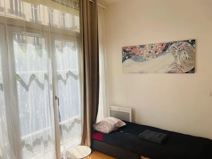 Beautiful Apartment With Terrace In Paris 8 0*,