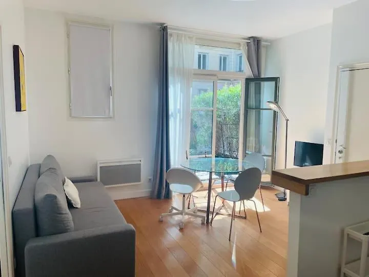 Beautiful Apartment With Terrace In Paris 8
