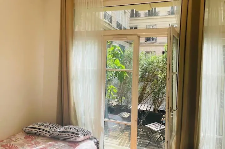 Beautiful Apartment With Terrace In Paris 8
