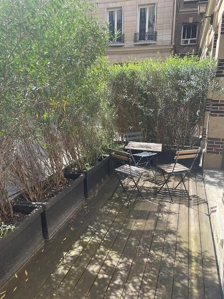 Beautiful Apartment With Terrace In Paris 8