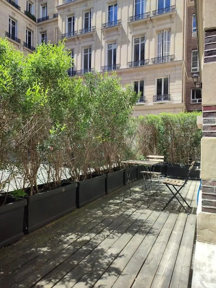 Beautiful Apartment With Terrace In Paris 8 contacts